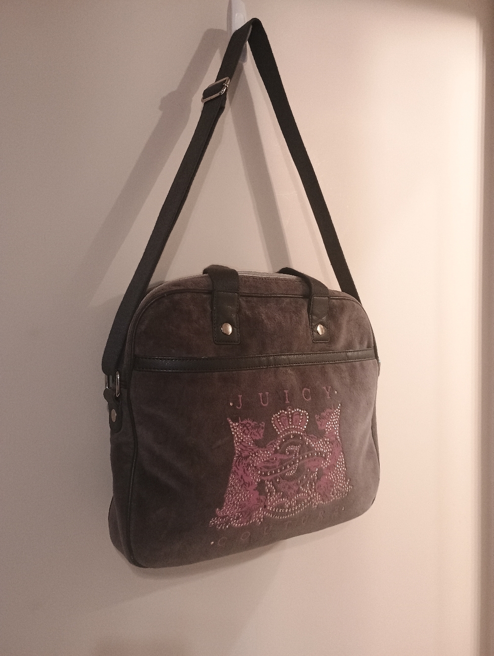 Sale , Juicy Couture Y2K Vintage Gray Suede Messenger Bag with Pink Crest Detail - Picture 3 of 11